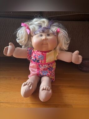 Cabbage Patch Kids "Magic Touch ColorSilk" doll Vintage 2006.